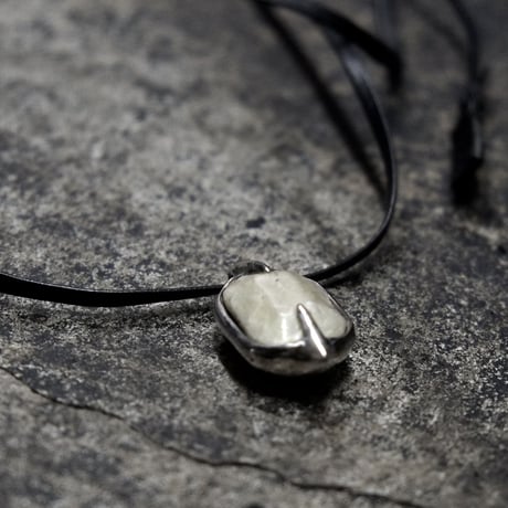 T.A.S X DEW PIG STONE NECKLACE