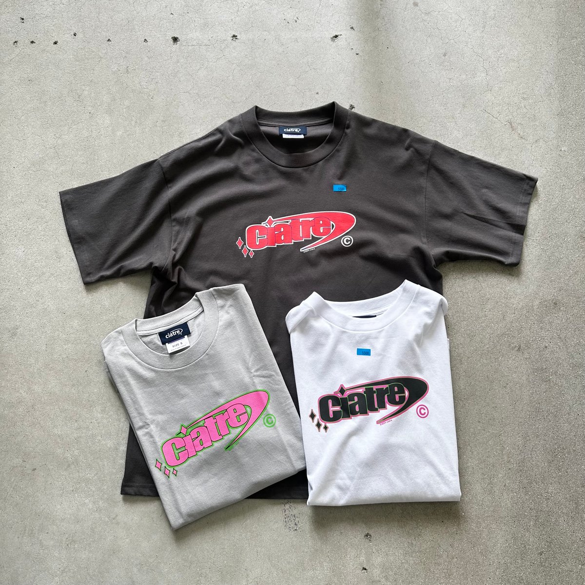 【新品・未使用】イチパーセント　ロゴフリルTシャツ セール】Vフリル ロゴTシャツ（Tシャツ/カットソー）｜FREAK'S