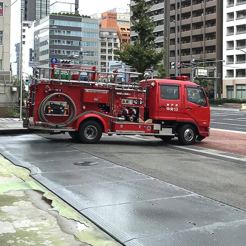 刺しゅう今治タオルハンカチ ライトグレー （消防車） | UMIKIRIN（海