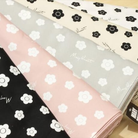 MARY QUANT オックス【10cmあたり】【 生地 マリークヮント マリークワント 花柄 フラワー 英字 ロゴ 国産 ハンドメイド 手芸 手作り生地 布】