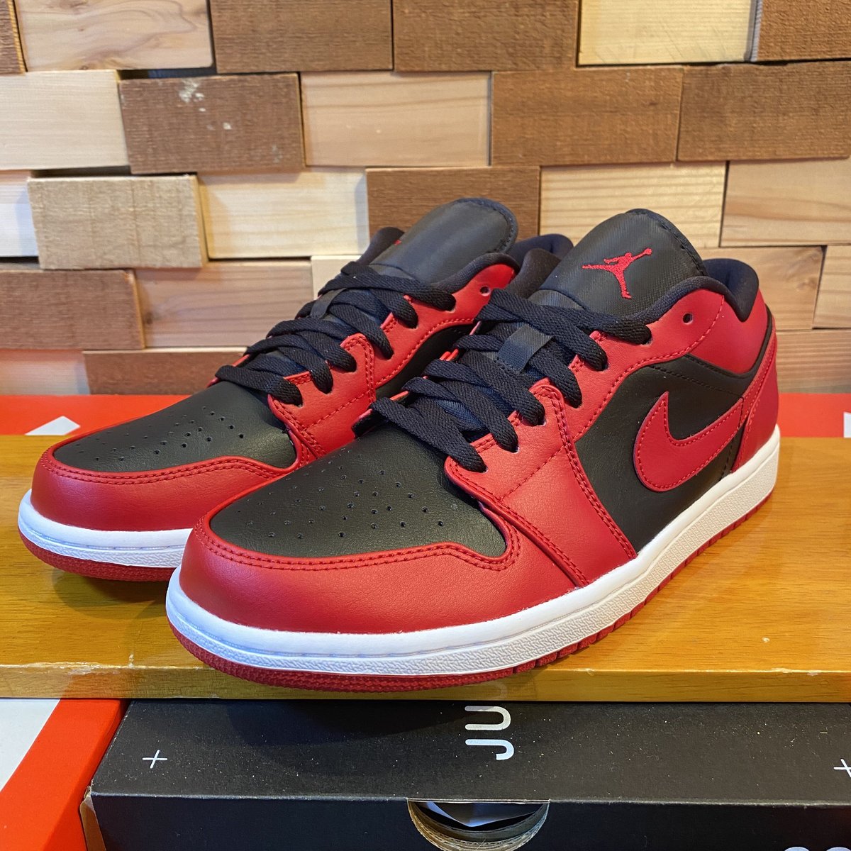 Air jordan 1 outlet varsity red