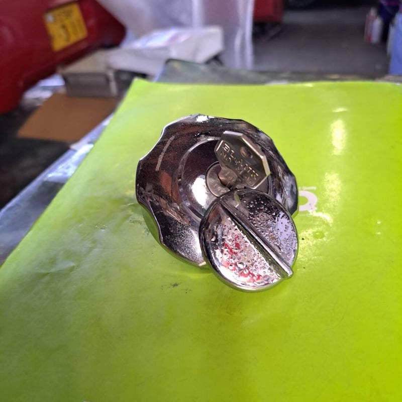 中古】SR311／SP311フェアレディ ガソリンキャップ 鍵付き | SR311