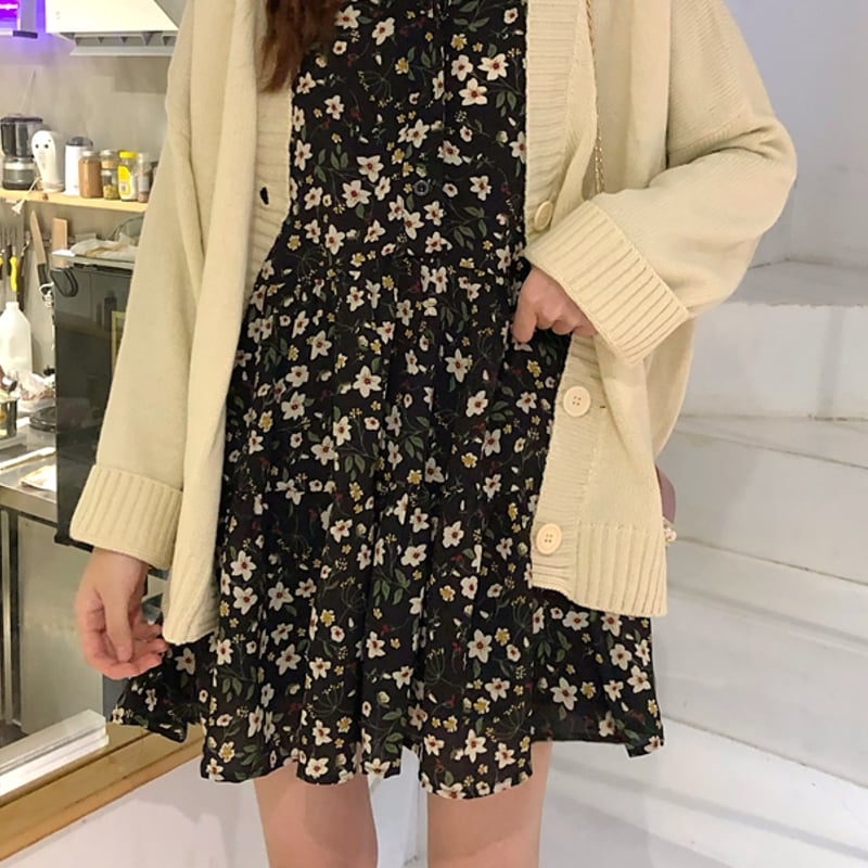 小さい花のスカートのニ収めて細いvネックの小さい雛菊のワンピース 小さい花のスカートのニ収めて細いvネックの小さい雛菊のワンピース