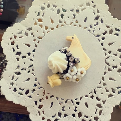 〖BROOCH〗ホイップうま子ブローチ　ホワイト