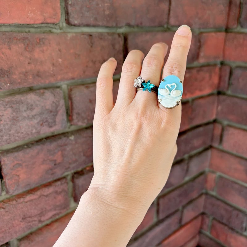 スワンといちごのリング　カナミビジュー スワンといちごのリング カナミビジュー RING〗スワンリング