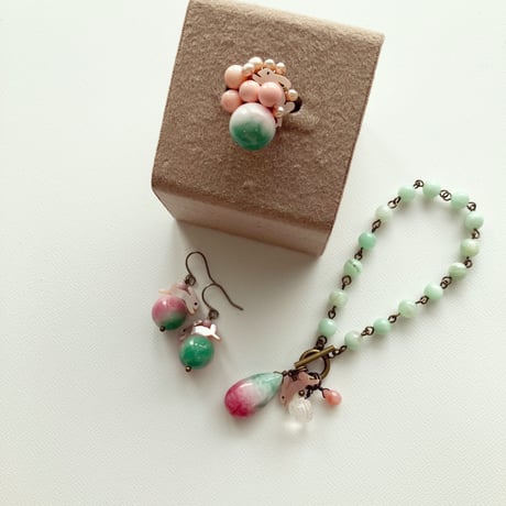 〖PIERCE・EARRING〗うさぎとキャンディジェイドのピアス
