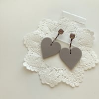〖PIERCE・EARRINGS〗グレーハートピアス