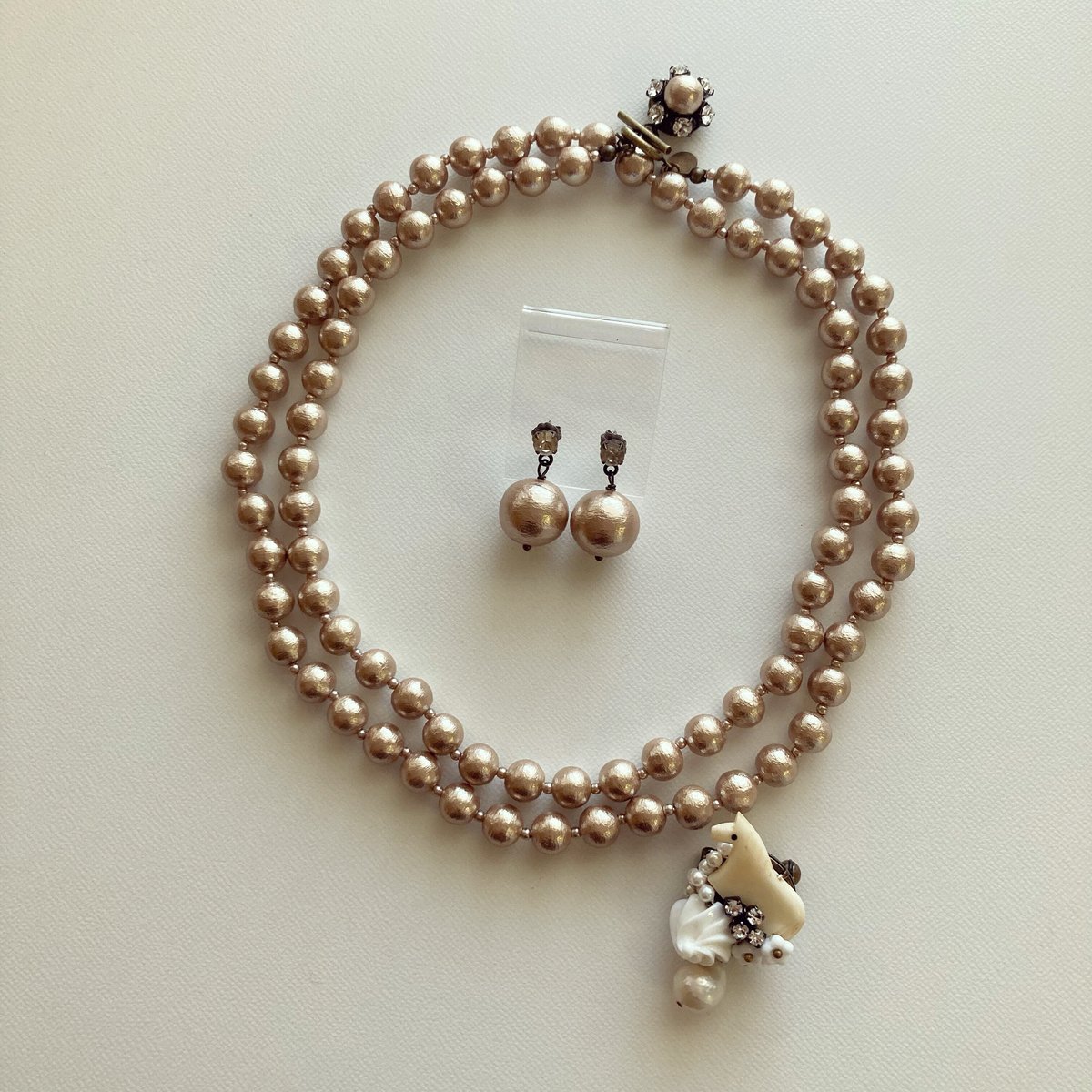 肌なじみの良いベージュ系ロングネックレス 肌なじみの良いベージュ系ロングネックレス