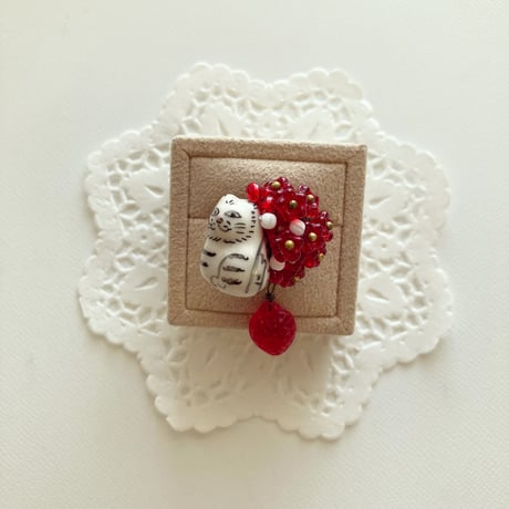 スワンといちごのリング　カナミビジュー スワンといちごのリングカナミビジュー