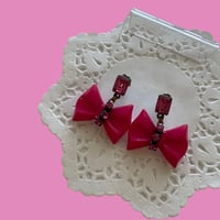 〖PIERCE･EARRINGS〗フューシャピンクリボンのピアス・イヤリング