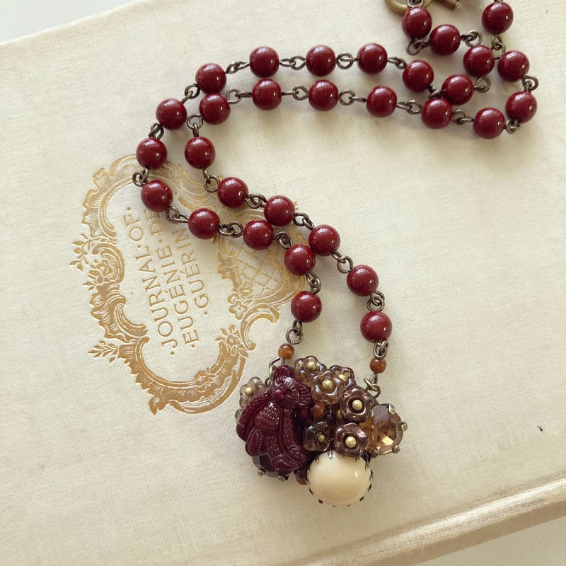 ベージュ くまのリング カナミビジュー （NECKLACE〗ベージュの