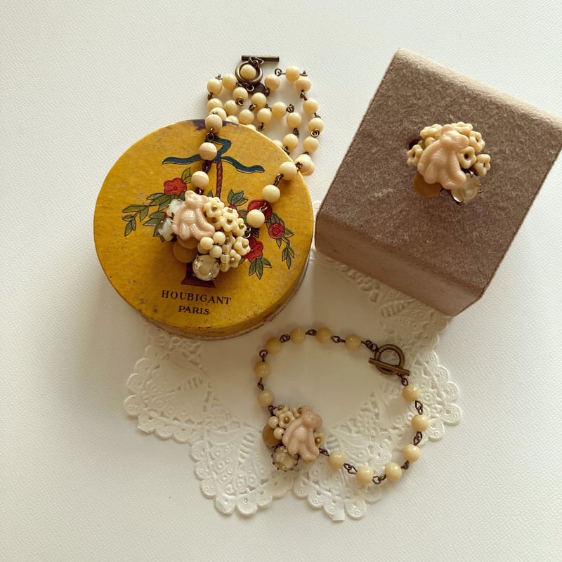 ベージュくまのリングカナミビジュー