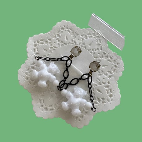 〖PIERCE･EARRINGS〗キッチュクマさんピアス・イヤリング　ホワイト