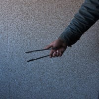 tongs T