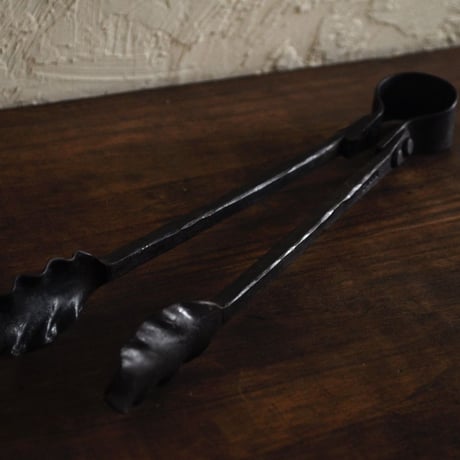 tongs M