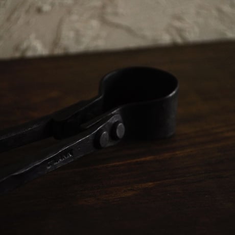 tongs M