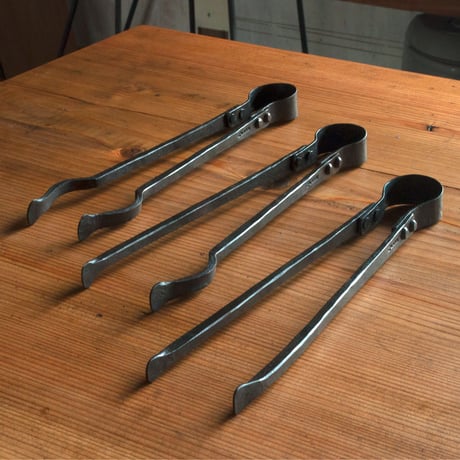tongs R