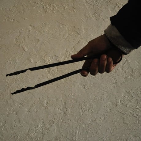 tongs M