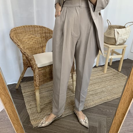 センタープレステーパードパンツ