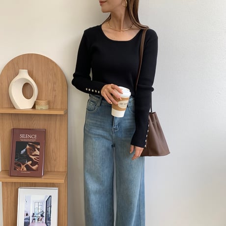 袖ボタンリブニット