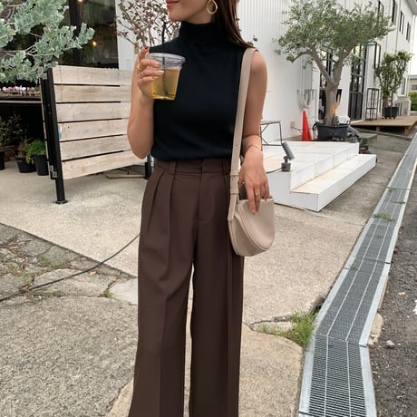 シンプルハイネックノースリーブニット