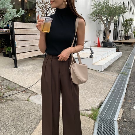 シンプルハイネックノースリーブニット