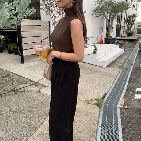 シンプルハイネックノースリーブニット