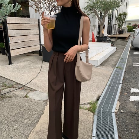 シンプルハイネックノースリーブニット