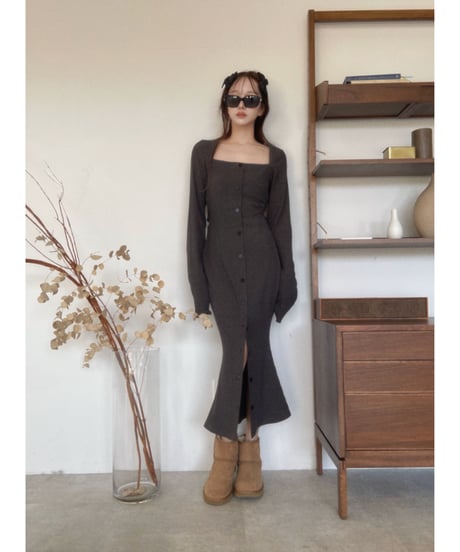 バックオープンフロントスリットワンピース / Back Open Front Slit One-Piece