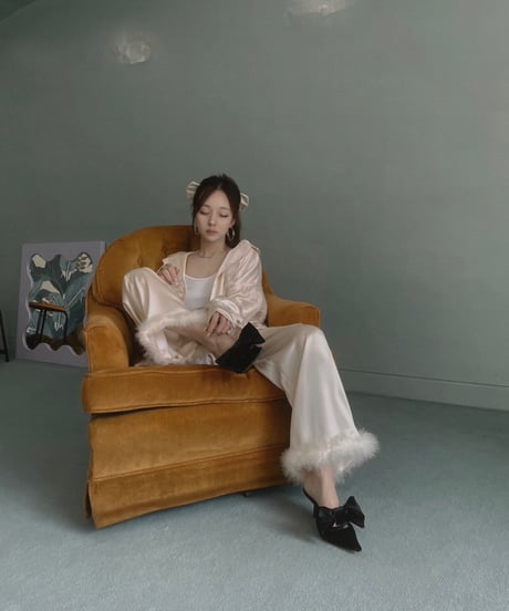 フェザーサテンパンツ / Feather Hem Satin Pants