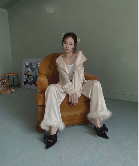フェザーサテンパンツ / Feather Hem Satin Pants