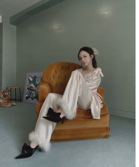 フェザーサテンパンツ / Feather Hem Satin Pants