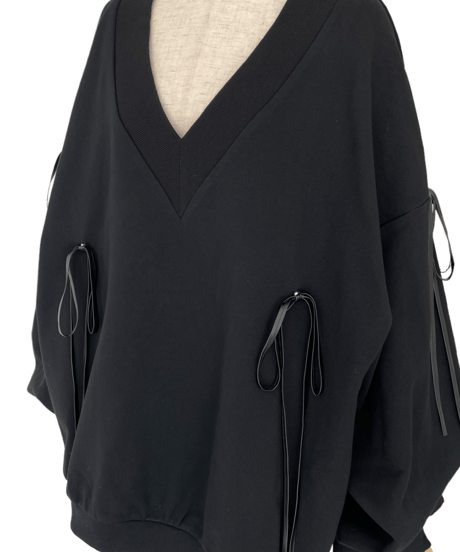 Vネックリボンスウェット /V Shaped Neck Ribbon Sweat