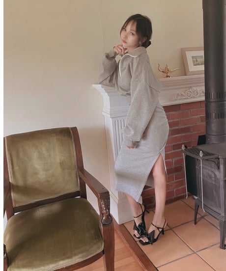 ハーフジップアップクロップドスウェット / Half Zip-up Cropped Sweat