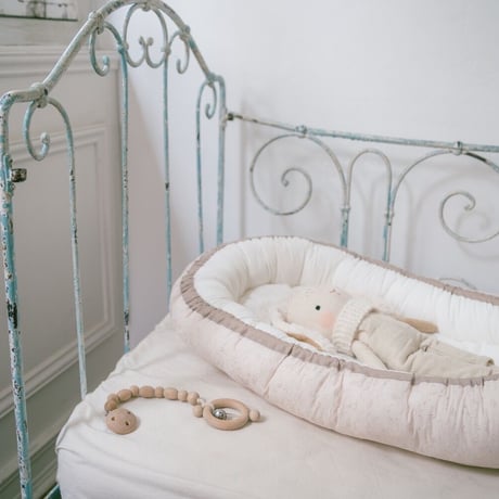 baby nest : smoky pink lace : dobby stripe