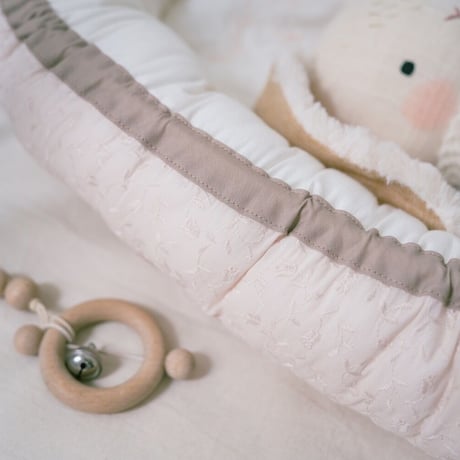 baby nest : smoky pink lace : dobby stripe