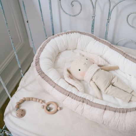 baby nest : smoky pink lace : dobby stripe