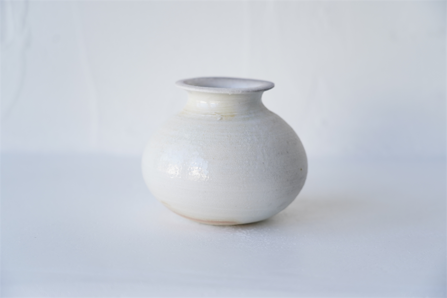 NO.8 八田亨 白磁焼き〆花入れ | JIBITA