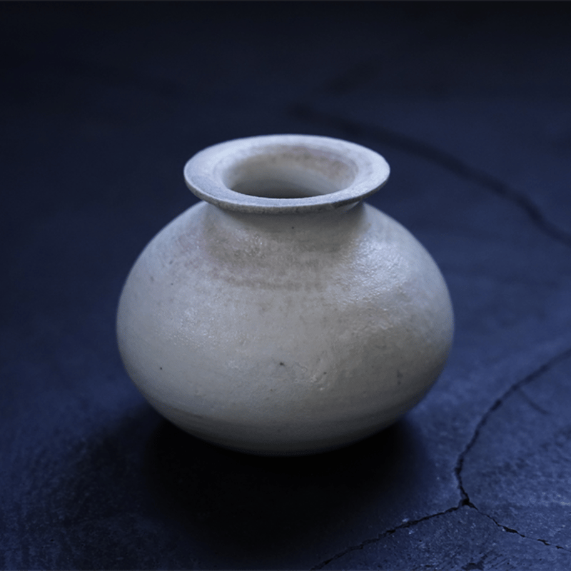 NO.8 八田亨 白磁焼き〆花入れ | JIBITA