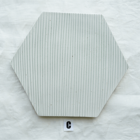 垣野勝司　Ｒ　しのぎ六角皿　ｗｈｉｔｅ　（Ｌ）