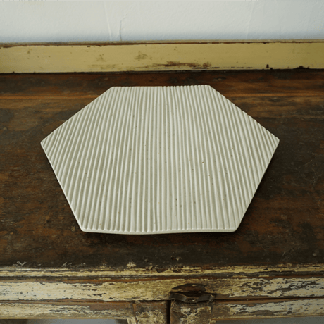 垣野勝司　Ｒ　しのぎ六角皿　ｗｈｉｔｅ　（Ｌ）