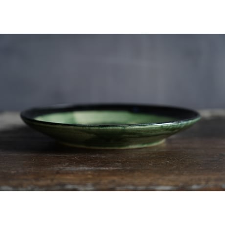 梅本尋司　U-107-1　緑釉7寸皿　牡丹文