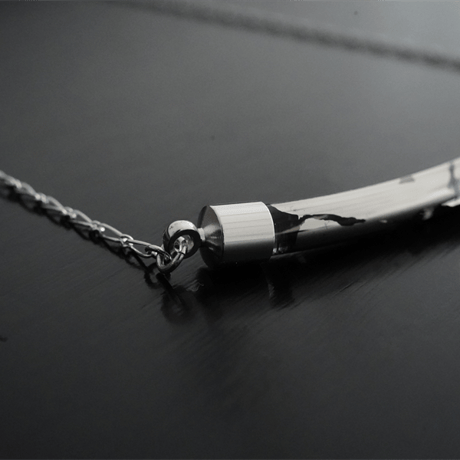 BELLEZA Glass Jewelry　プラチナカーブネックレス