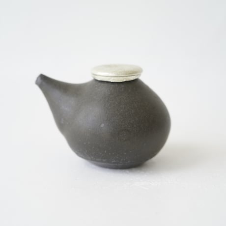 4.　馬場勝文　黒釉醤油差し　   丸