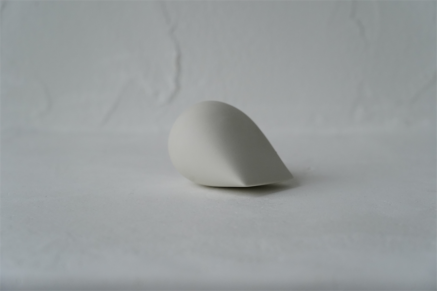 打田　翠　壁掛花器陶器オブジェ 曲線形状 白灰色 打田 翠 壁掛花器陶器オブジェ 曲線形状 白灰色 打田 翠 壁掛