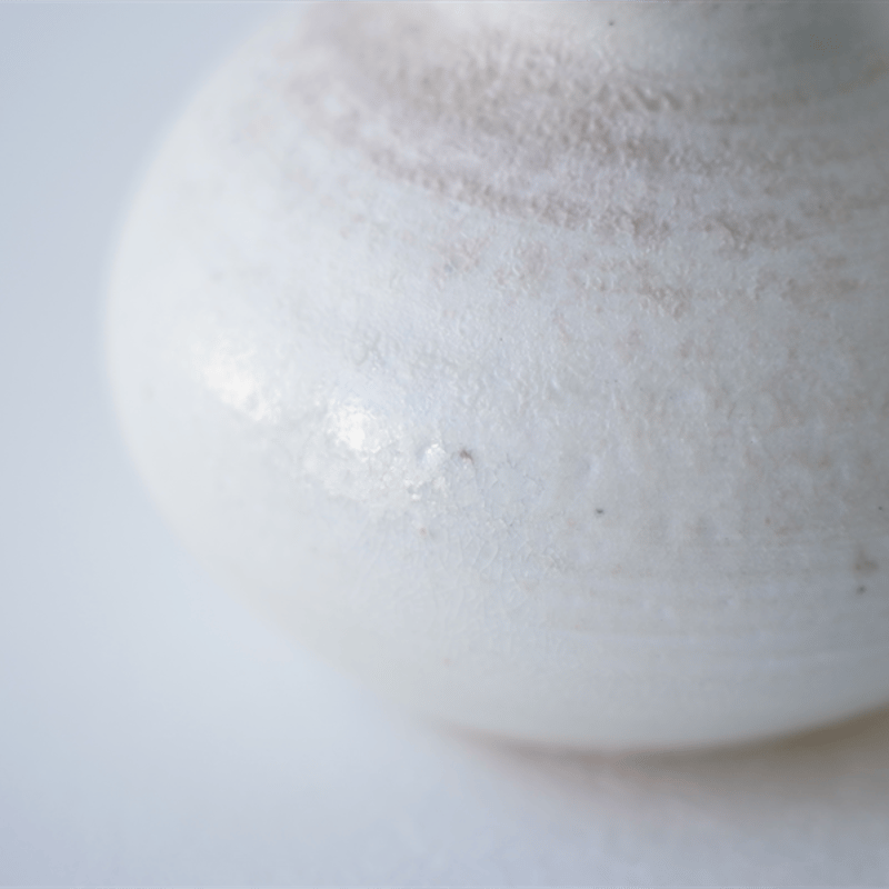 NO.8 八田亨 白磁焼き〆花入れ | JIBITA