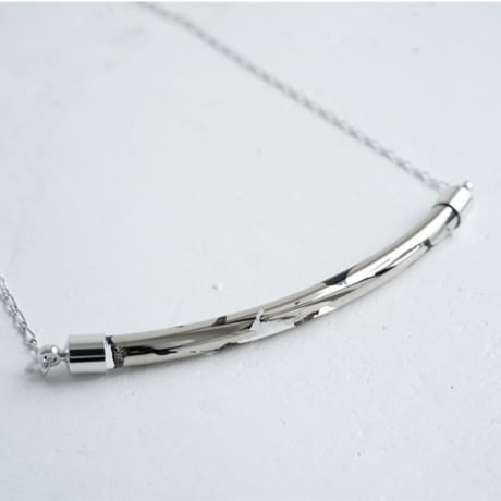 BELLEZA Glass Jewelry　プラチナカーブネックレス