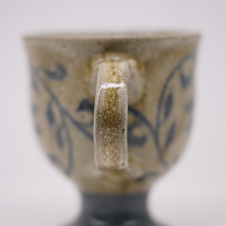 梅本尋司　U-81-2　青花脚付マグカップ　蓮華宝相文