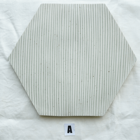 垣野勝司　Ｒ　しのぎ六角皿　ｗｈｉｔｅ　（Ｌ）