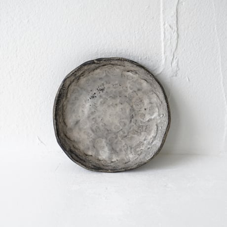 NO.23-1　芳賀稔　黒銀5寸皿　Φ14㎝